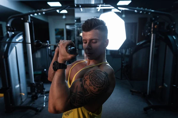 Silny Sportowiec Kulturysta Muskularnym Ciałem Tatuażem Wykonuje Ćwiczenia Potrząsa Mięśniami — Zdjęcie stockowe