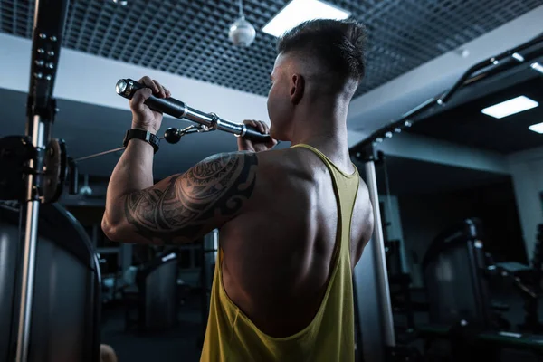 근육질 체격에 어깨에 보디빌더는 체육관에서 운동을 합니다 — 스톡 사진