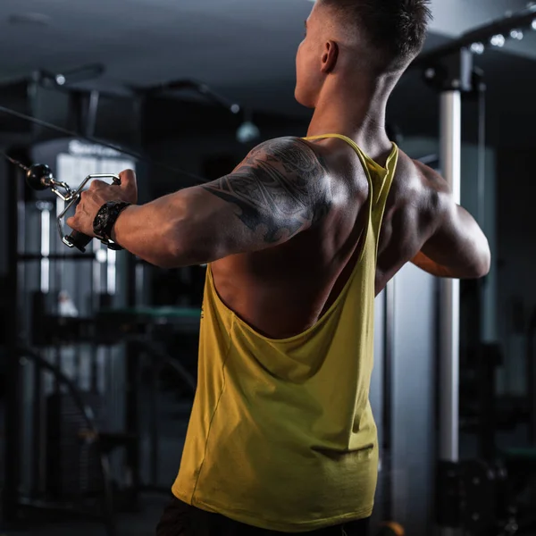 Guapo Joven Hombre Fuerte Entrenador Con Una Espalda Muscular Hace — Foto de Stock