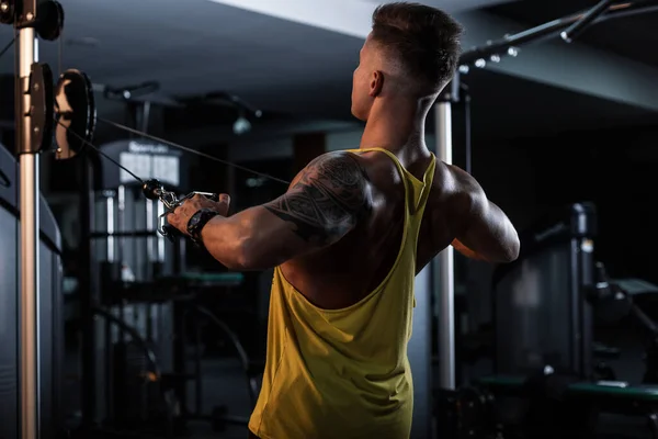 Dövmeli Bir Adam Spor Salonunda Egzersiz Yapıyor Arka Planda Siyah — Stok fotoğraf