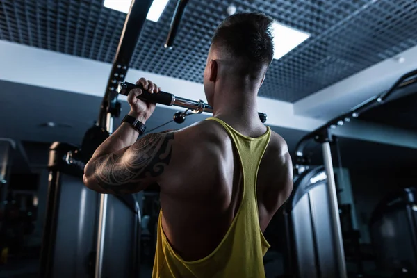 Hombre Atleta Con Cuerpo Muscular Camiseta Deportiva Amarilla Haciendo Ejercicio — Foto de Stock