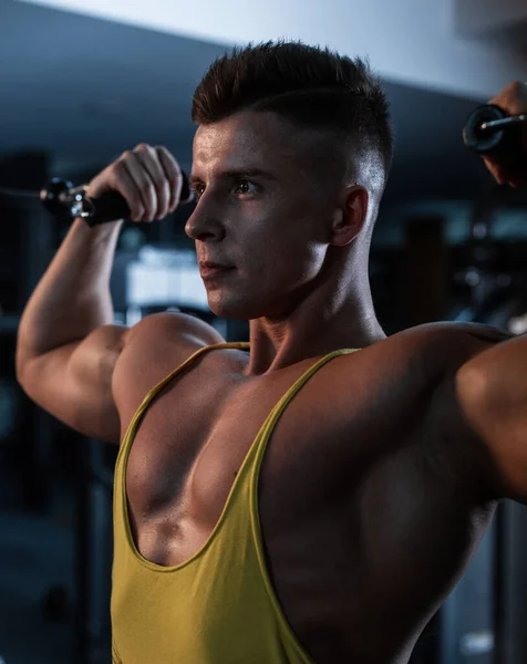 Przystojny Sport Człowiek Muskularne Ciało Żółty Shirt Robi Ćwiczenia Pociągi — Zdjęcie stockowe