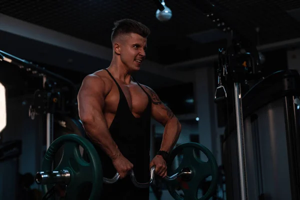 Sterke Gespierde Man Bodybuilder Pompt Zijn Spieren Traint Sportschool Tegen — Stockfoto