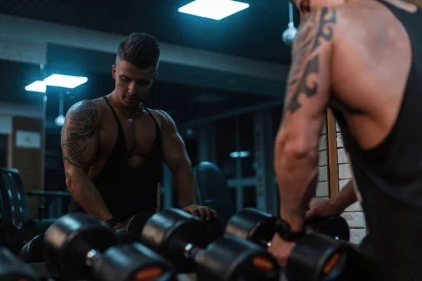 肌肉男健美运动员在体育馆里训练和锻炼 小气的生活方式 — 图库照片