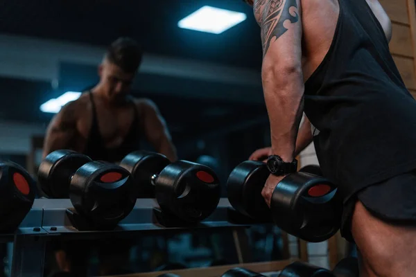 Culturista Hombre Con Cuerpo Musculoso Entrena Gimnasio Varón Mano Fuerte — Foto de Stock