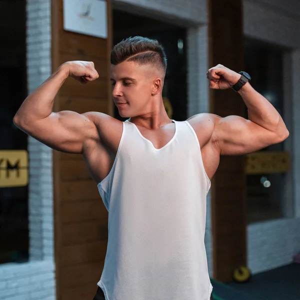 Potente Joven Culturista Hombre Con Cuerpo Muscular Camiseta Blanca Posando —  Fotos de Stock