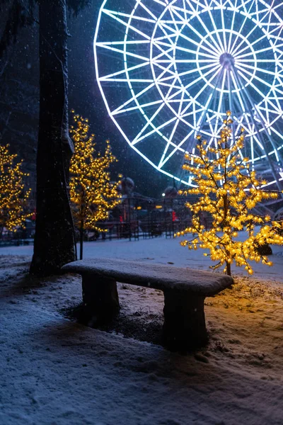 Magical Wooden Bench Amazing Winter Park Glowing Neon Ferris Wheel — Stock Photo, Image