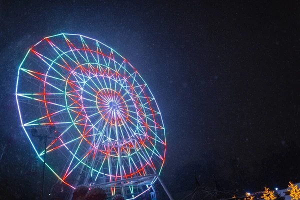 Яркий Удивительный Аттракцион Колесо Обозрения Красочной Подсветкой Зимнюю Ночь Снегом — стоковое фото