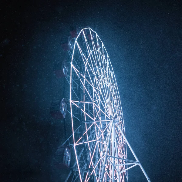 Hermosa Rueda Neón Futuro Ferris Con Luz Con Clima Nevado — Foto de Stock