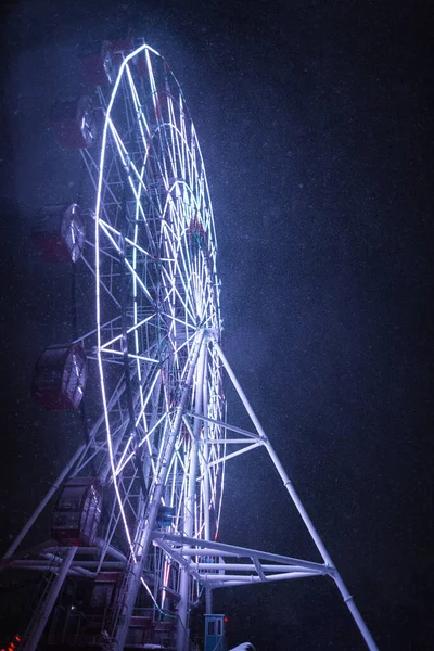 Удивительное Колесо Обозрения Красочными Неоновыми Огнями Темноте Снегом Зимние Праздники — стоковое фото