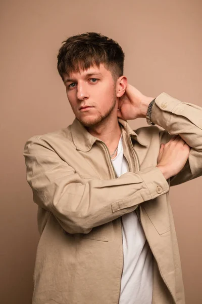 Jeune Homme Élégant Élégant Tenue Dessus Avec Veste Beige Shirt — Photo