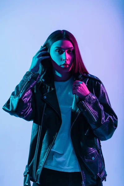 Cooles Hübsches Junges Frauenmodel Modischer Lederjacke Posiert Studio Bei Blau — Stockfoto