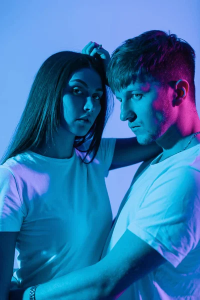 Modieus Vrij Creatief Koppel Witte Shirts Studio Met Neon Roze — Stockfoto