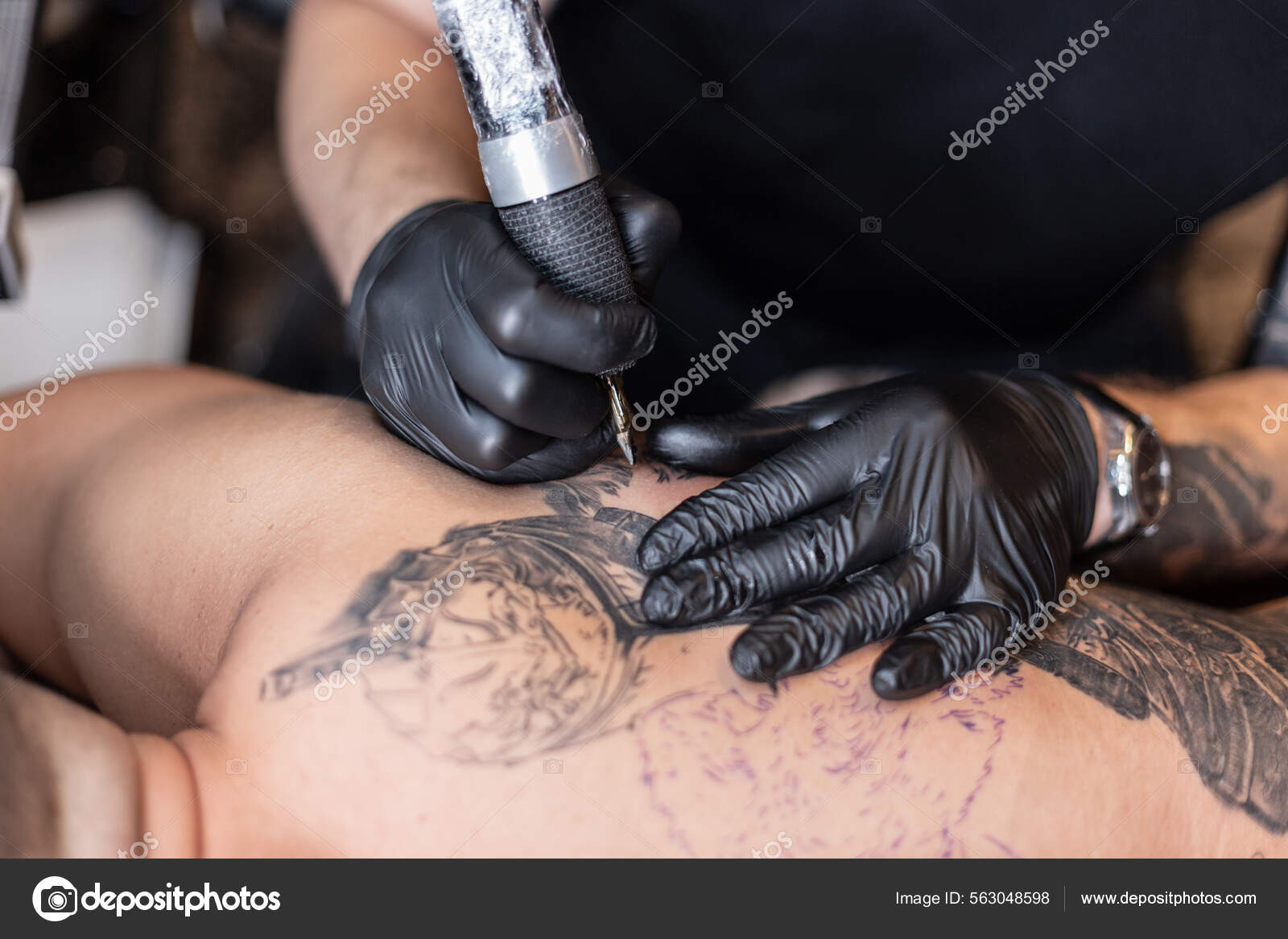 Artista Profesional Del Tatuaje Introduce Tinta Negra Piel