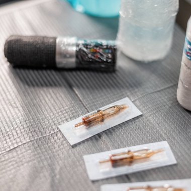 Modern dövme makinesi. Dövmeci aletleri. Dövme için denekler. Dövme stüdyosu