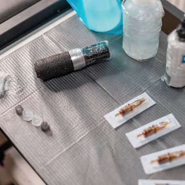 Çalışma araçları modern bir makine ile dövme, boya, iğneler çalışma alanı yalan.