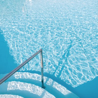 Gün batımında temiz mavi bir havuza inin. Yaz tatili. Su.