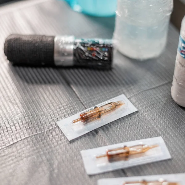 Modern dövme makinesi. Dövmeci aletleri. Dövme için denekler. Dövme stüdyosu