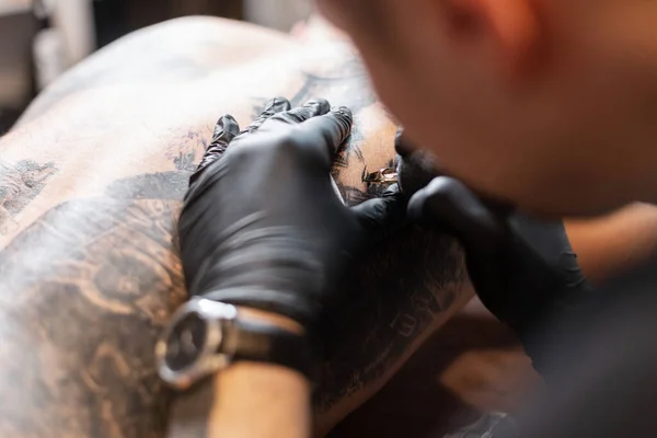 Tatuagem Mestre Cara Luvas Pretas Faz Uma Tatuagem Close — Fotografia de Stock