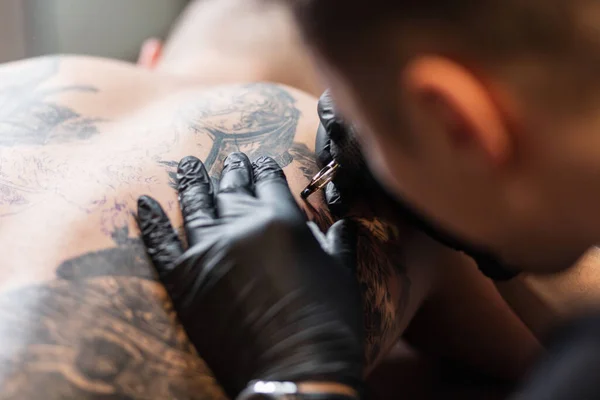 Homem Jovem Profissional Tatuagem Artista Luvas Pretas Estéreis Com Uma — Fotografia de Stock