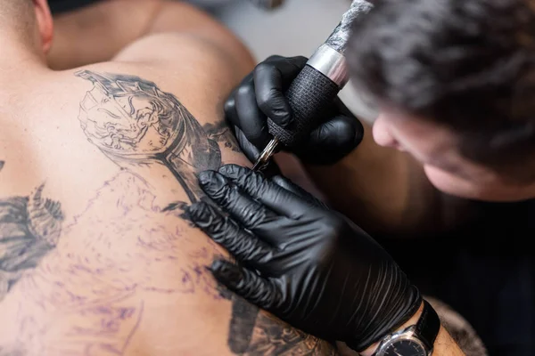 Hipster Tatuagem Artista Com Luvas Pretas Com Uma Máquina Tatuagem — Fotografia de Stock