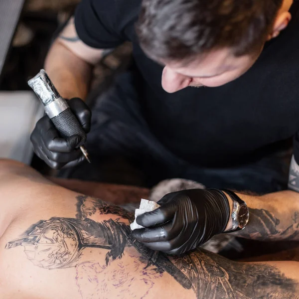 Tatuagem Feita Por Artista Profissional Tatuar Homem Corpo Usando Máquina — Fotografia de Stock