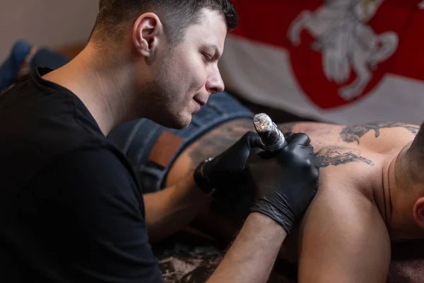 Tiro Recortado Artista Tatuagem Luvas Que Trabalham Tatuagem Corpo Salão — Fotografia de Stock