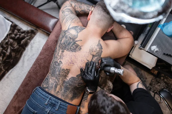 Homem Artista Tatuagem Profissional Com Luvas Pretas Tatuagem Máquina Tatuagem — Fotografia de Stock