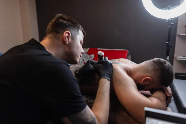 Tatuagem Masculina Mestre Profissional Animais Uma Tatuagem Parte Trás Homem — Fotografia de Stock