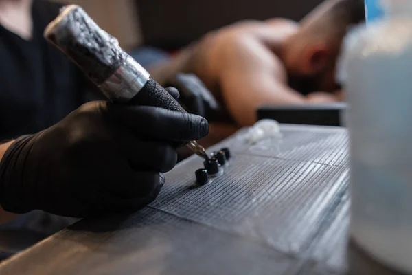 Man Tatuering Mästare Professionell Svarta Handskar Med Tatuering Maskin Plocka — Stockfoto