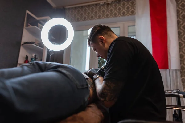 Professional Man Tattoo Master Makes Client Tattoo Home — Stock Photo, Image