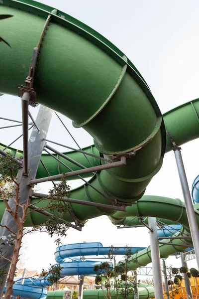 Θερινό Aqua Park Διαφάνειες Και Πολύχρωμους Σωλήνες Στο Ηλιοβασίλεμα Ηλιόλουστη — Φωτογραφία Αρχείου