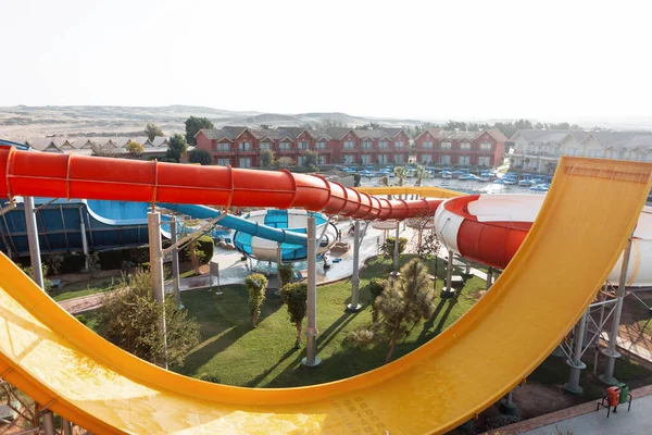 Schöner Wasserpark Mit Rutschen Und Wasserleitungen Der Nähe Von Bungalowhäusern — Stockfoto