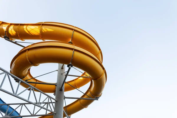 Parque Acuático Con Tuberías Amarillas Toboganes Cielo Azul Actividades Verano — Foto de Stock