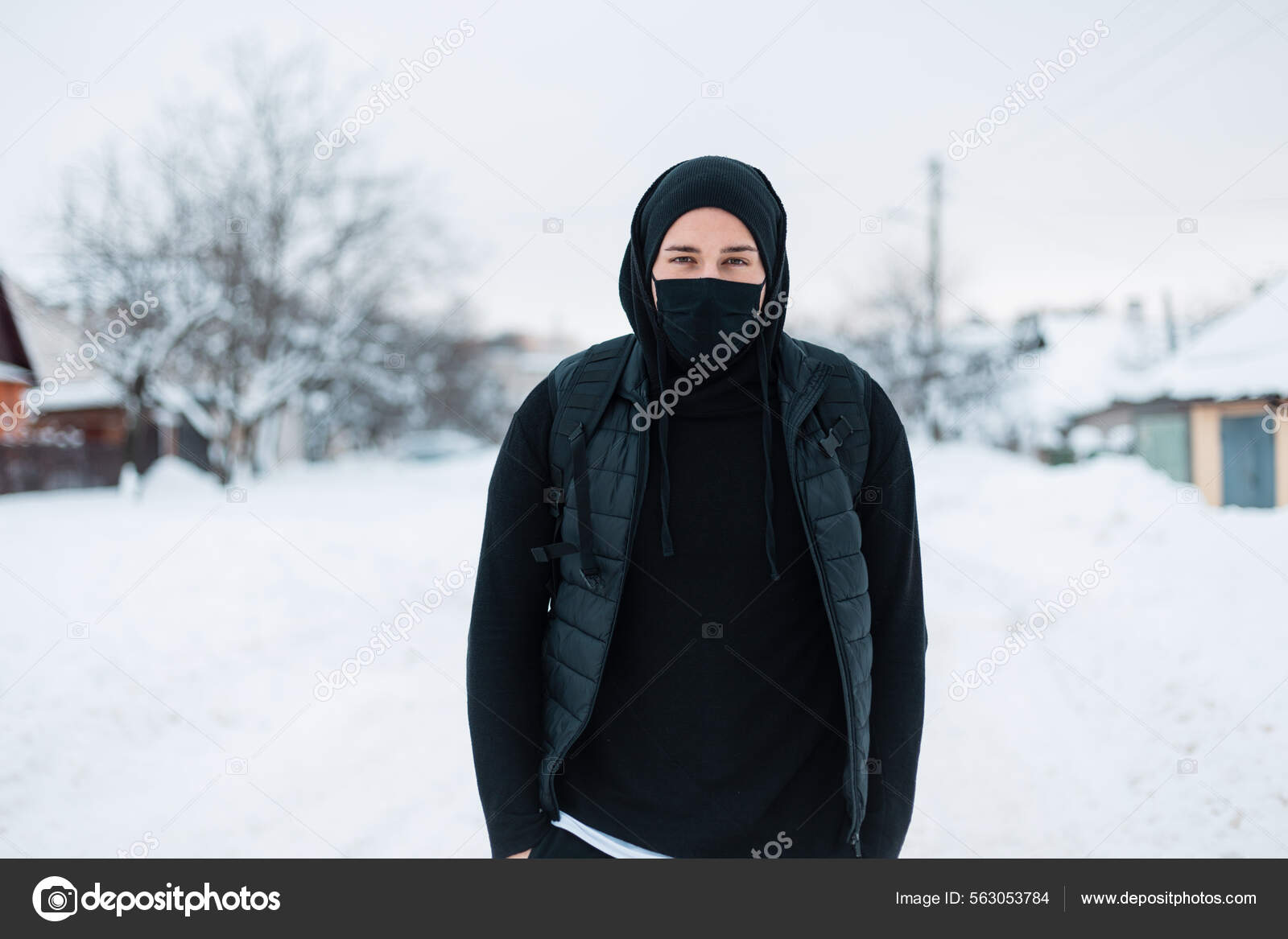 Beau Jeune Homme Hipster Élégant Avec Masque Protection Noir Vêtements  image libre de droit par alonesdj © #563053784