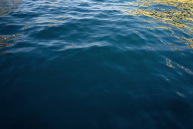 Dalgalanmalar ve yansımalarla denizdeki mavi su. Yaz tatili