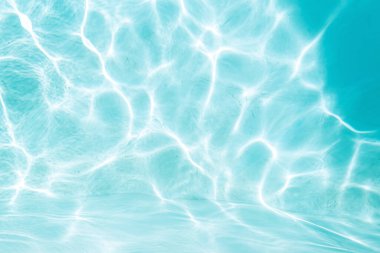 Açık mavi gök mavisi ve denizde dalgalar var. Renkli su dokusu. Tatil kavramı