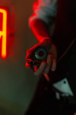 Erkekler eski saatleri ellerinde tutarlar ve zamanı yakından izlerler. Zaman kavramı