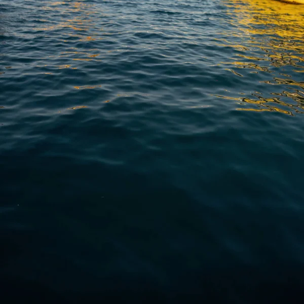 波浪中的水的质感 有波纹的蓝色海 暑期休息 — 图库照片