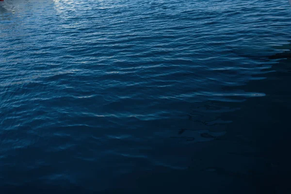 蓝色水底 浪花汹涌的大海 — 图库照片