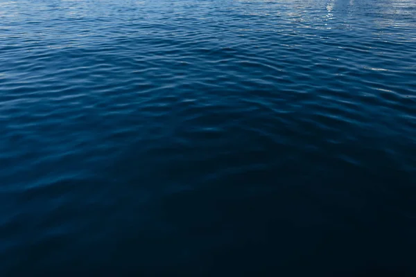 Όμορφα Καταγάλανα Νερά Κύματα Και Κυματισμούς Στη Θάλασσα Υπερθέρμανση Του — Φωτογραφία Αρχείου