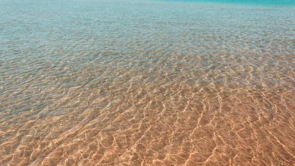 Hermoso Mar Degradado Amarillo Azul Con Olas Reflejo Luz Cerca —  Fotos de Stock