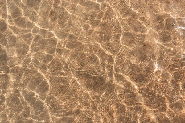 Vackert Klart Vatten Med Ljusreflektioner Och Vågor Över Gul Sandstrand — Stockfoto