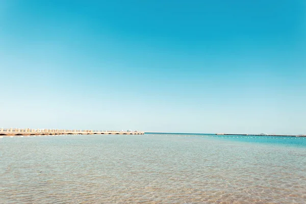 Schöner Meerblick Mit Klarem Azurblauem Wasser Pier Jacht Und Blauem — Stockfoto