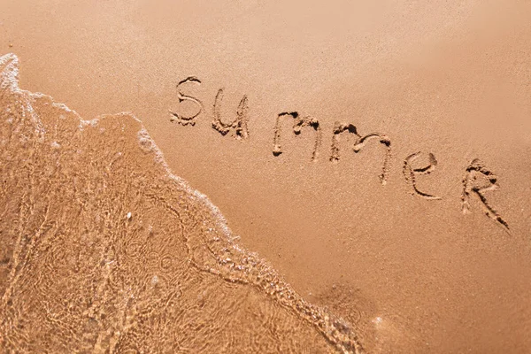 Testo Estivo Scritto Sulla Spiaggia Sabbia Gialla Con Onda Vicino — Foto Stock