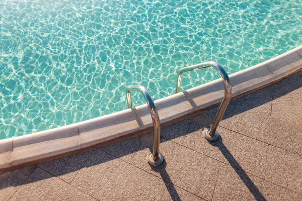 美丽的游泳池 有金属入口 蓝色蓝色的水 日落时倒影 夏季休息和放松 — 图库照片