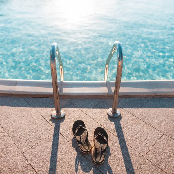 美丽的游泳池 有蓝色的水 金属下降和海滩翻转在日落 休息和游泳概念 — 图库照片