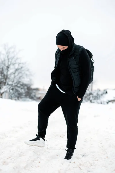 Stijlvolle Jongen Hipster Model Zwarte Modieuze Buitenkleding Witte Sneakers Met — Stockfoto
