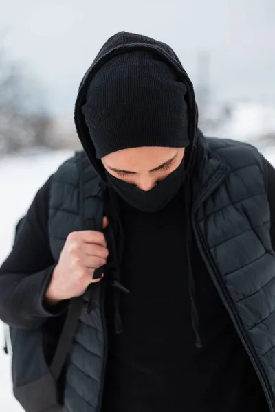 Homem Elegante Com Uma Máscara Têxtil Protetora Preta Roupa Preta — Fotografia de Stock