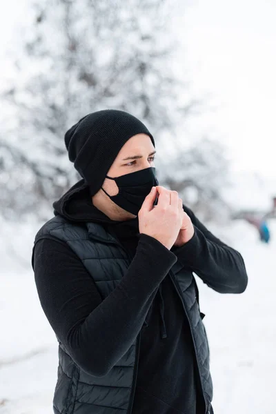 Bonito Cara Jovem Roupas Moda Inverno Preto Coloca Máscara Preta — Fotografia de Stock